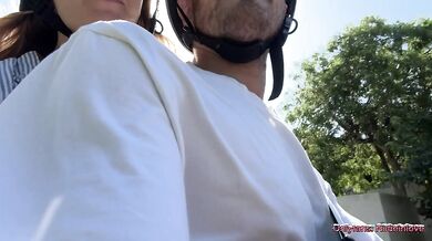 Hildeinlove - Couple se ballade et finit par baiser sur la moto