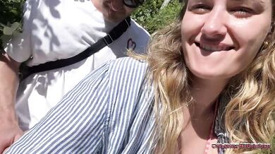 Hildeinlove - Couple se ballade et finit par baiser sur la moto