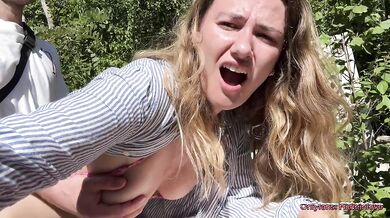 Hildeinlove - Couple se ballade et finit par baiser sur la moto