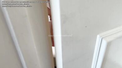 Il espionne sa demi-soeur sous la douche et elle lui suce la bite