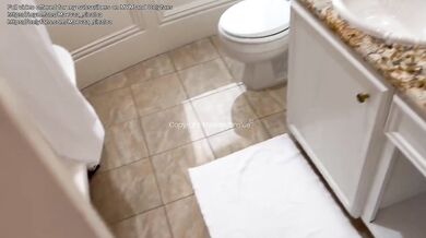 Il espionne sa demi-soeur sous la douche et elle lui suce la bite