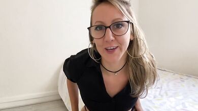 Jolie femme te parle et gémit en se doigtant et chevauche son dildo. JOI et orgasmes avec toi