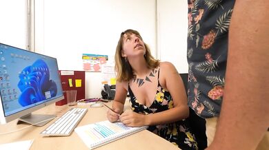 Je vous aurais augmenté quand même - Mon patron me baise sur le bureau pour une promotion