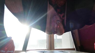 MILF en lingerie s’assoit sur un énorme gode dans sa chatte percée fait une pipe et obtient un énorme soin du visage