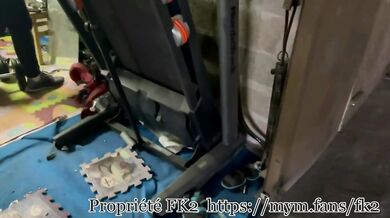 MILF NEXT DOOR épisode 3 "Je pervertis mon jeune voisin de 18 ans pendant sa séance de sport"