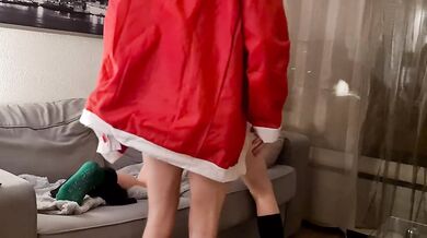 Demie Soeur francaise baise le Père Noël en chaussettes pour le remercier après