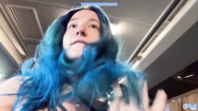 Se faire sucer c'est pas tromper - baise avec un abonné dans un bus POV