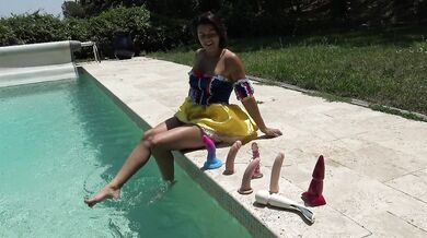 Blanche-Neige et les 7 sex toys, se fait gicler dans la chatte et éjacule