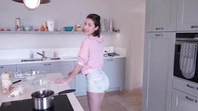 Je cuisine et me déshabille chez des amis