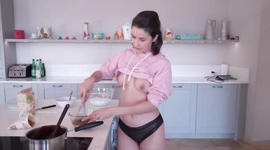 Je cuisine et me déshabille chez des amis