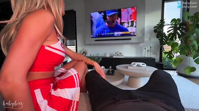 Beau-père n'a pas résister à l'envie de baiser sa belle-fille blonde sexy pom-pom girl - BabyBeer