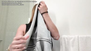 Femme infidèle se fait baiser devant son mari par une grosse bite et il casse la capote