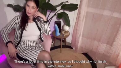 French Pegging - POV : Je réponds à ses questions, puis je lui baise le cul avec mon strapon