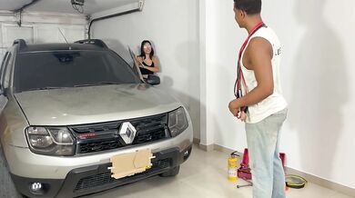 Chica latina es follada con enorme pene de su mecanico, a cambio de arreglar su coche
