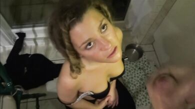 Une grosse éjac faciale pour moi après m'être occupée de sa bite et ses couilles