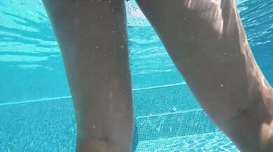 Hot Milf avec Buttplug dans la piscine, baisée, grosse éjaculation