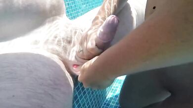 Hot Milf avec Buttplug dans la piscine, baisée, grosse éjaculation
