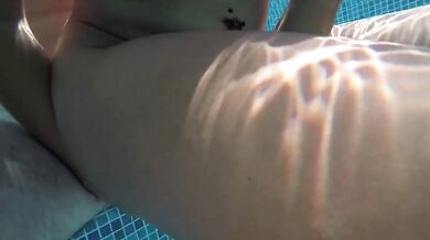 Hot Milf avec Buttplug dans la piscine, baisée, grosse éjaculation