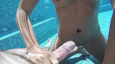 Hot Milf avec Buttplug dans la piscine, baisée, grosse éjaculation