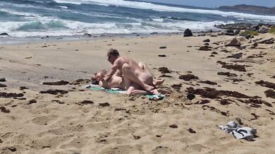 Fille qui bronze seins nus se fait baiser à la plage sur le sable, Naemyia