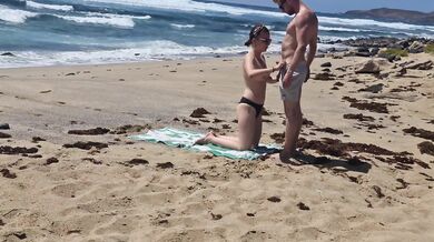 Fille qui bronze seins nus se fait baiser à la plage sur le sable, Naemyia