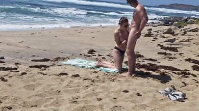 Fille qui bronze seins nus se fait baiser à la plage sur le sable, Naemyia