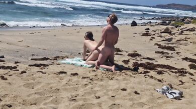 Fille qui bronze seins nus se fait baiser à la plage sur le sable, Naemyia