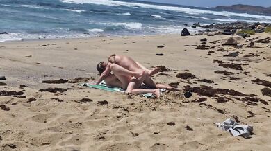 Fille qui bronze seins nus se fait baiser à la plage sur le sable, Naemyia