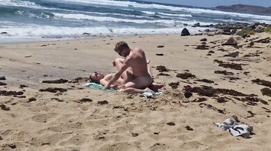 Fille qui bronze seins nus se fait baiser à la plage sur le sable, Naemyia