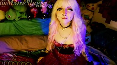 Belle blonde alternative suce et se fait jouir dessus - M3treSluggy