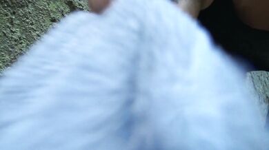 Timide mais salope éjacule à l’extérieur par Vic 
