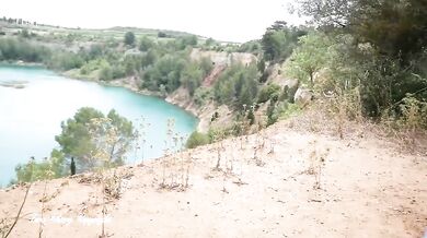 Je bronze nue au bord du lac quand soudain...