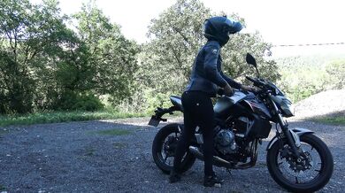 Hot French  Squirting On Her Motorcycle - Chaude Motarde Vic Alouqua