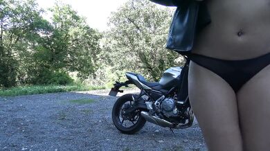 Hot French  Squirting On Her Motorcycle - Chaude Motarde Vic Alouqua