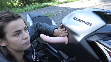 Hot French  Squirting On Her Motorcycle - Chaude Motarde Vic Alouqua