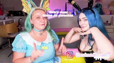 Aqualie et Noctalie se font plaisir dans la piscine - FAQ + porn