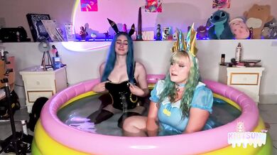 Aqualie et Noctalie se font plaisir dans la piscine - FAQ + porn