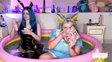 Aqualie et Noctalie se font plaisir dans la piscine - FAQ + porn