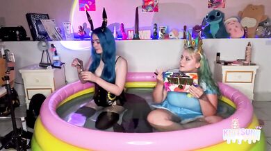 Aqualie et Noctalie se font plaisir dans la piscine - FAQ + porn