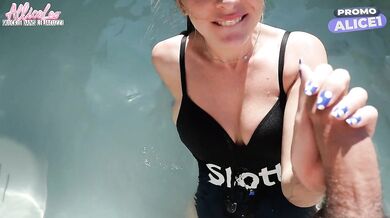Dommage pour les voisins, baise-moi dans le jacuzzi en plein jour ! Je suis tellement excitée !