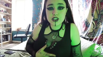 Fille Gothique te branle avec ses seins et te domine
