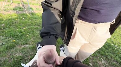 Risky handjob of girlfriend with big tits in vineyard ends with monster cumshot