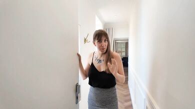 Chaude voisine Hongroise prend le risque de me baiser dans son salon, malgré la présence de son mari