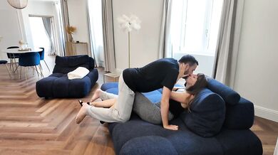 Chaude voisine Hongroise prend le risque de me baiser dans son salon, malgré la présence de son mari