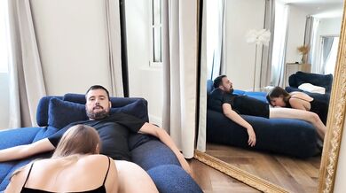 Chaude voisine Hongroise prend le risque de me baiser dans son salon, malgré la présence de son mari