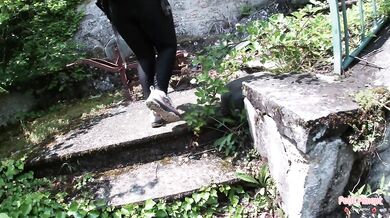 Un couple français baise dans un château abandonné l urbex, gorge profonde, levrette
