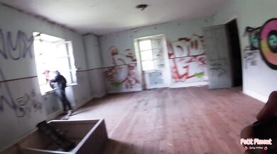 Un couple français baise dans un château abandonné l urbex, gorge profonde, levrette