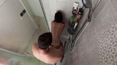 Je la démonte sous la douche puis elle avale mon sperme - At home