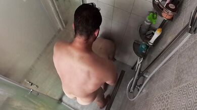 Je la démonte sous la douche puis elle avale mon sperme - At home
