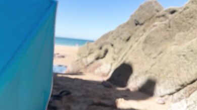 Pipe risquée à la plage publique (éjac buccal) ????